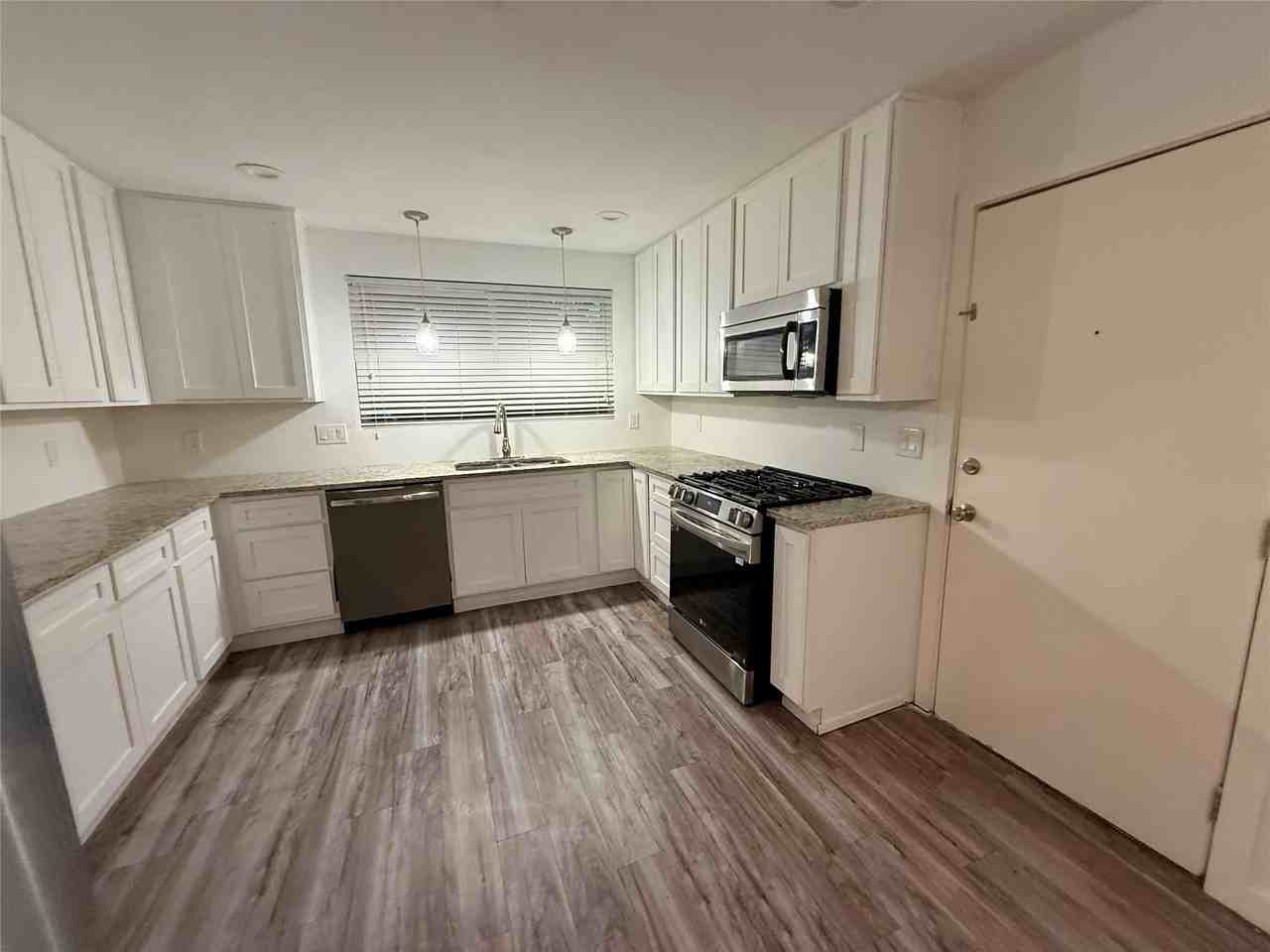 3508 Foxcroft St - Photo 7 of 30