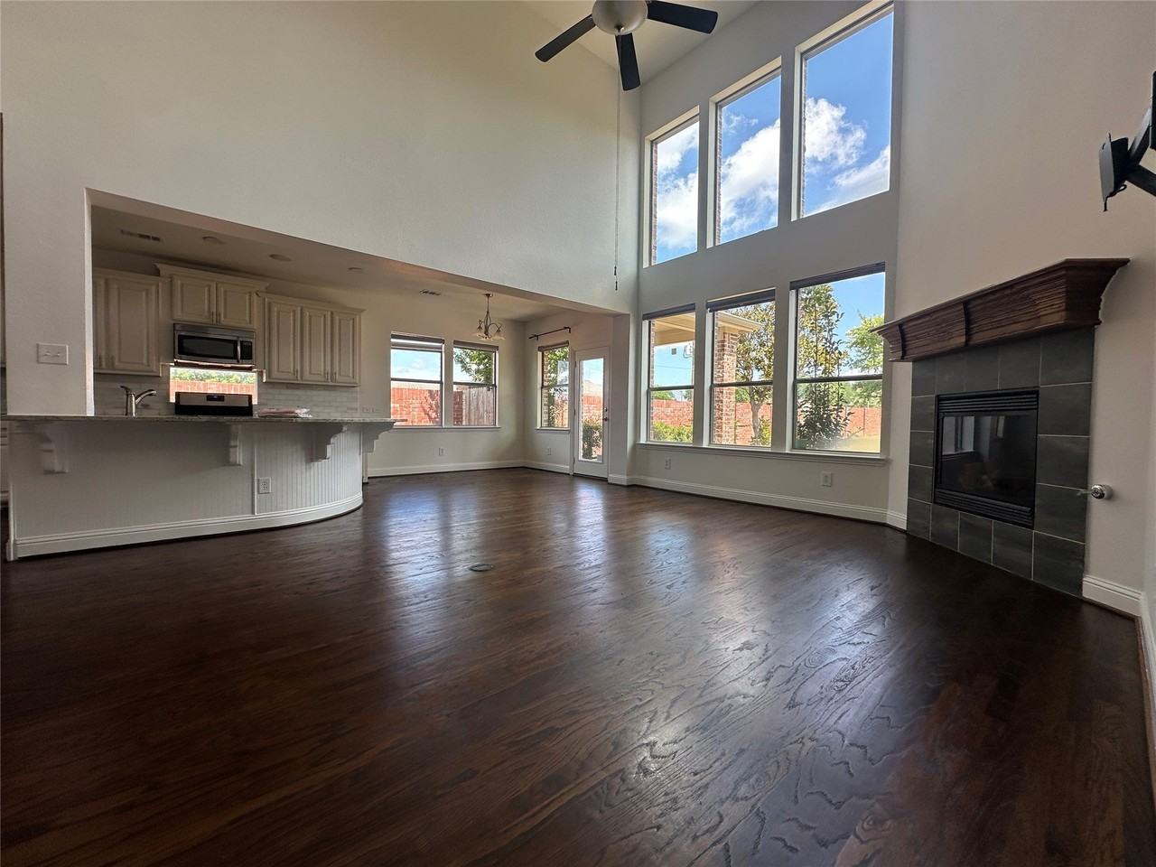 2403 Cotillion Dr - Photo 6 of 27
