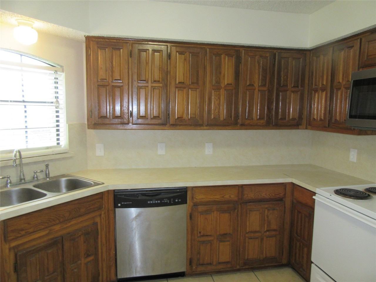 1428 Camelia Dr - Photo 3 of 7