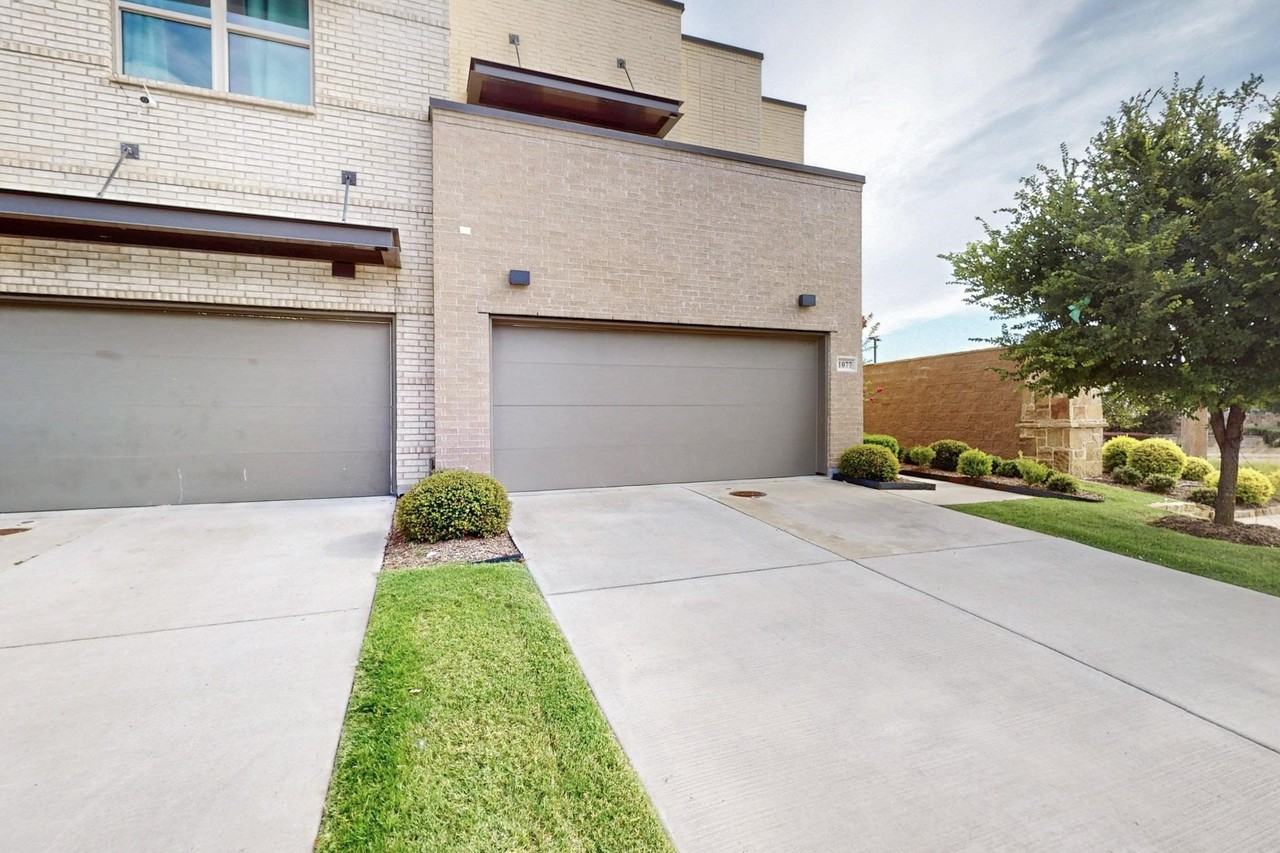 1077 Maverick Dr - Photo 4 of 40