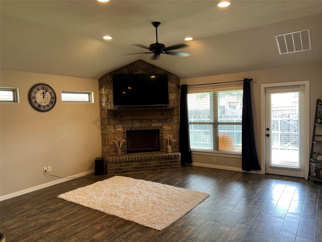 1410 Lauren Ln - Photo 2 of 8