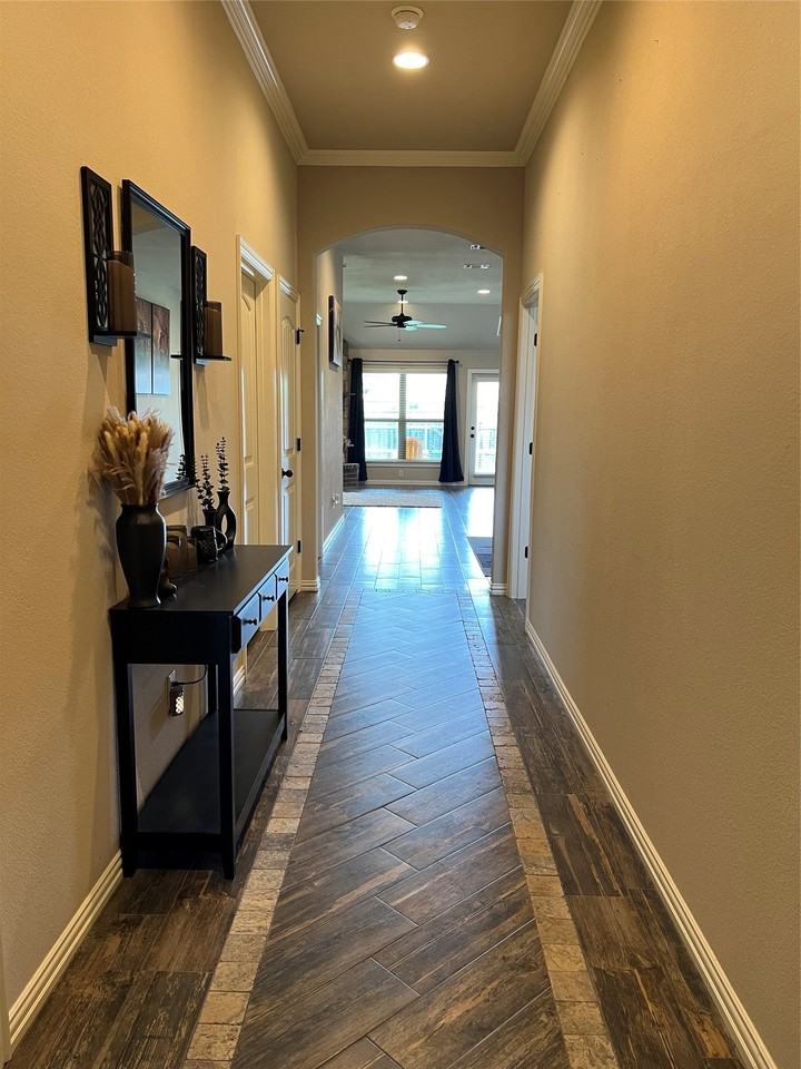 1410 Lauren Ln - Photo 4 of 8