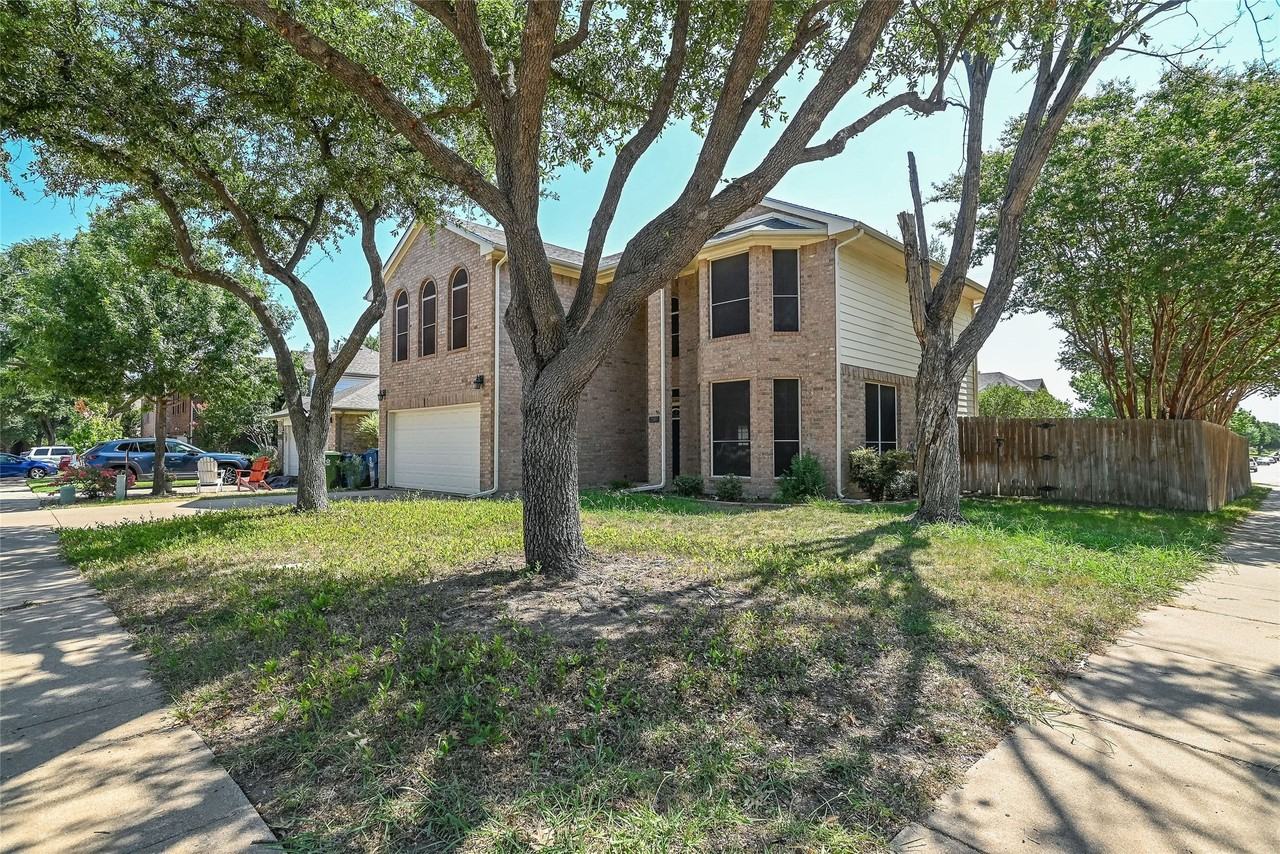 2100 Newport Dr - Photo 3 of 39