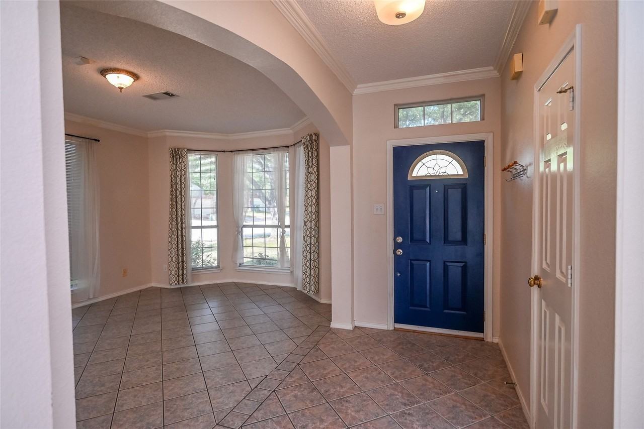 2100 Newport Dr - Photo 4 of 39