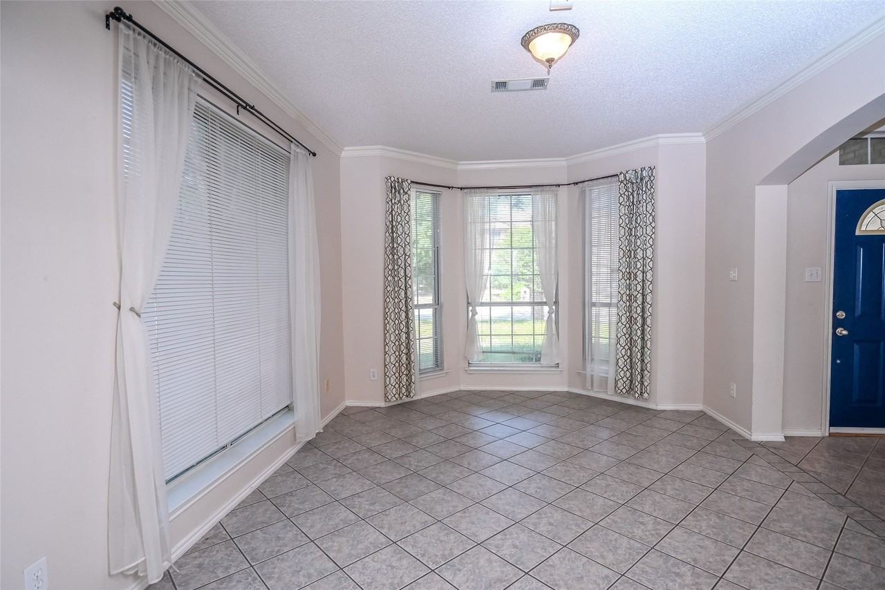 2100 Newport Dr - Photo 5 of 39