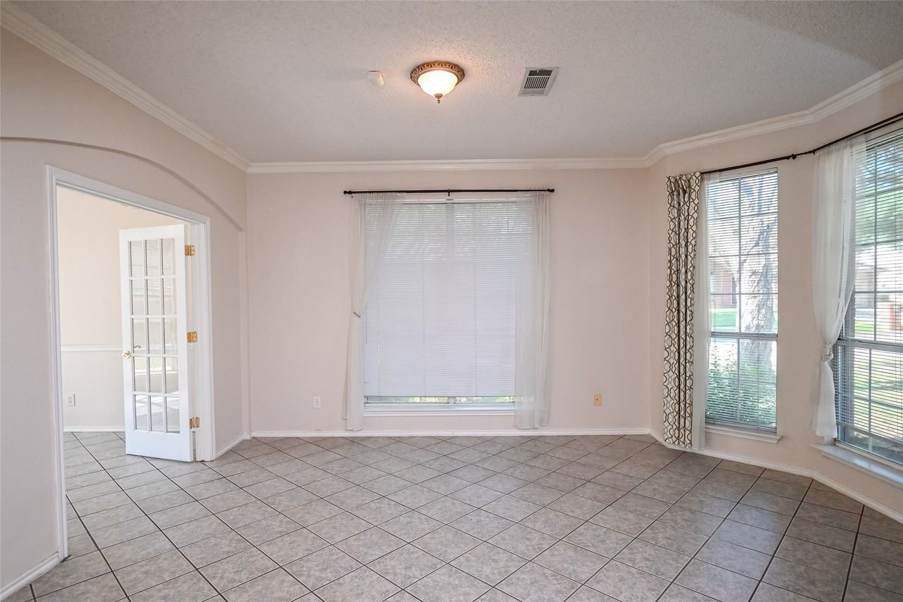 2100 Newport Dr - Photo 6 of 39