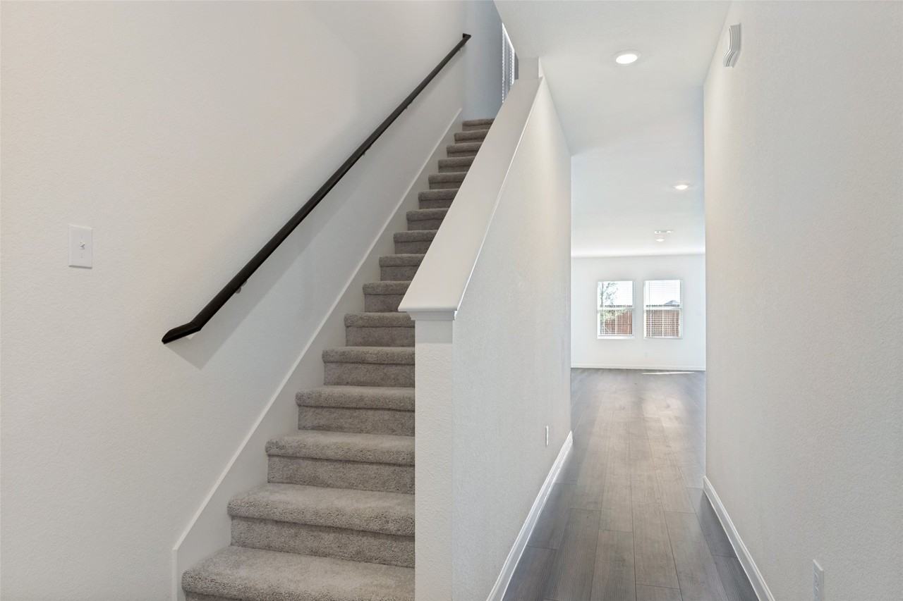 2200 Meadow Park Dr - Photo 2 of 24