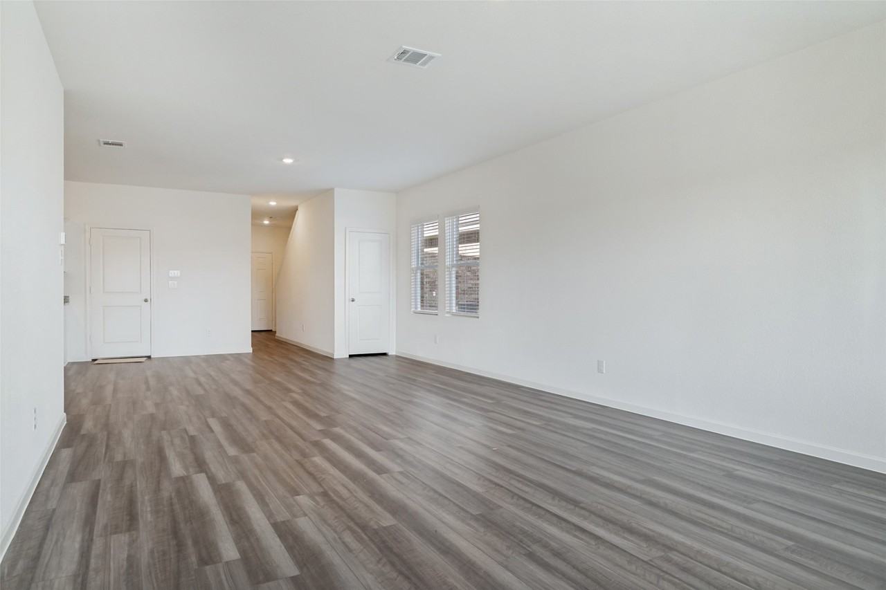 2200 Meadow Park Dr - Photo 3 of 24