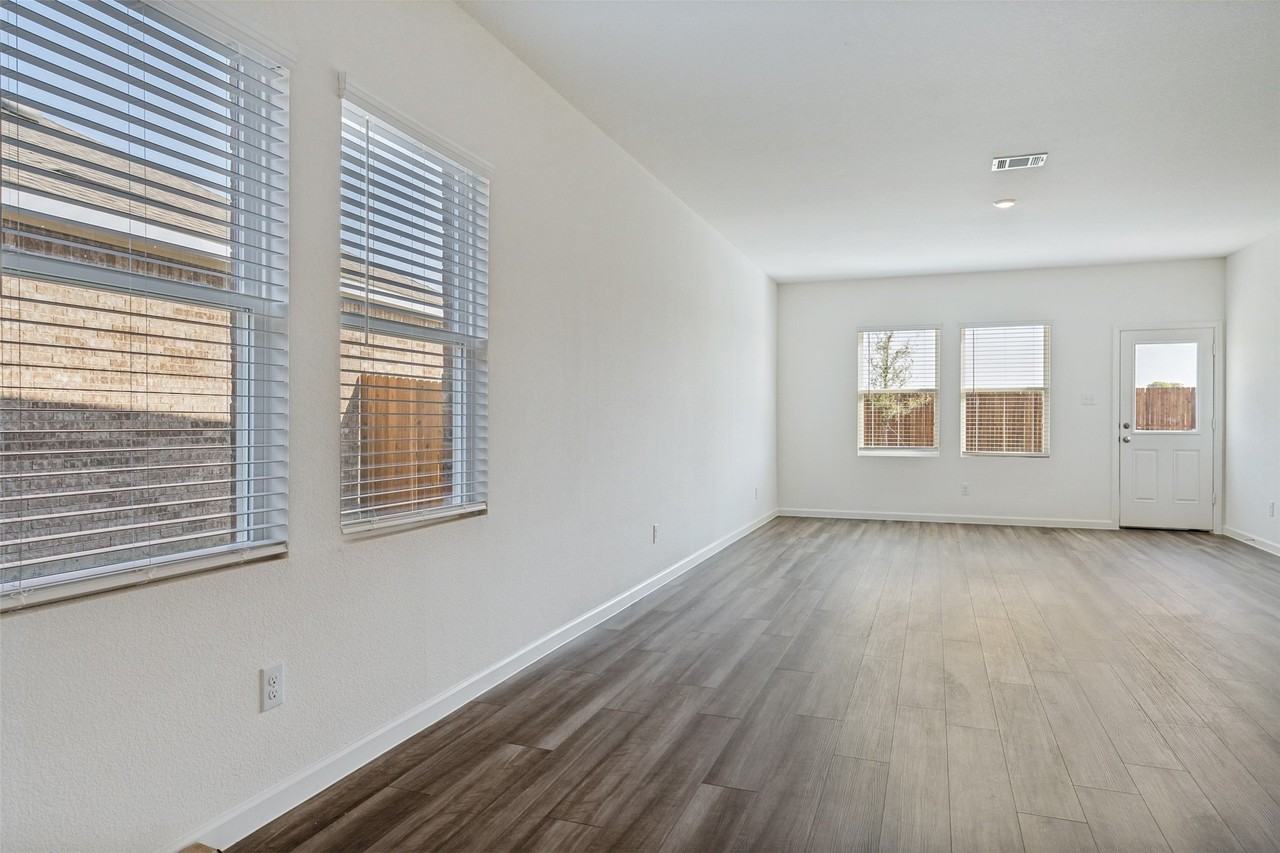 2200 Meadow Park Dr - Photo 4 of 24