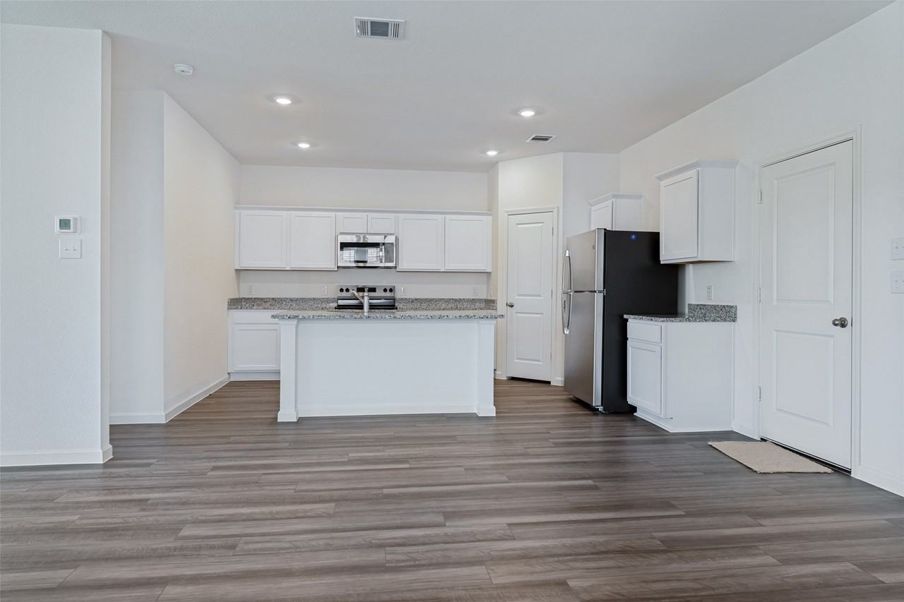 2200 Meadow Park Dr - Photo 5 of 24