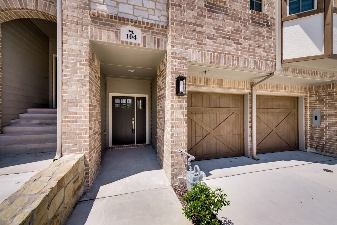 104 Harwood Dr - Photo 2 of 38