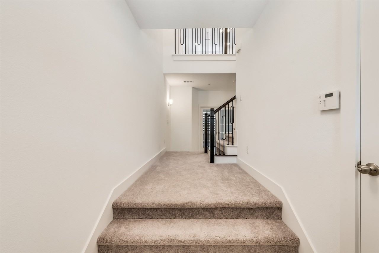 104 Harwood Dr - Photo 4 of 38