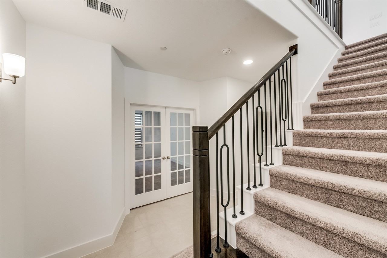 104 Harwood Dr - Photo 5 of 38