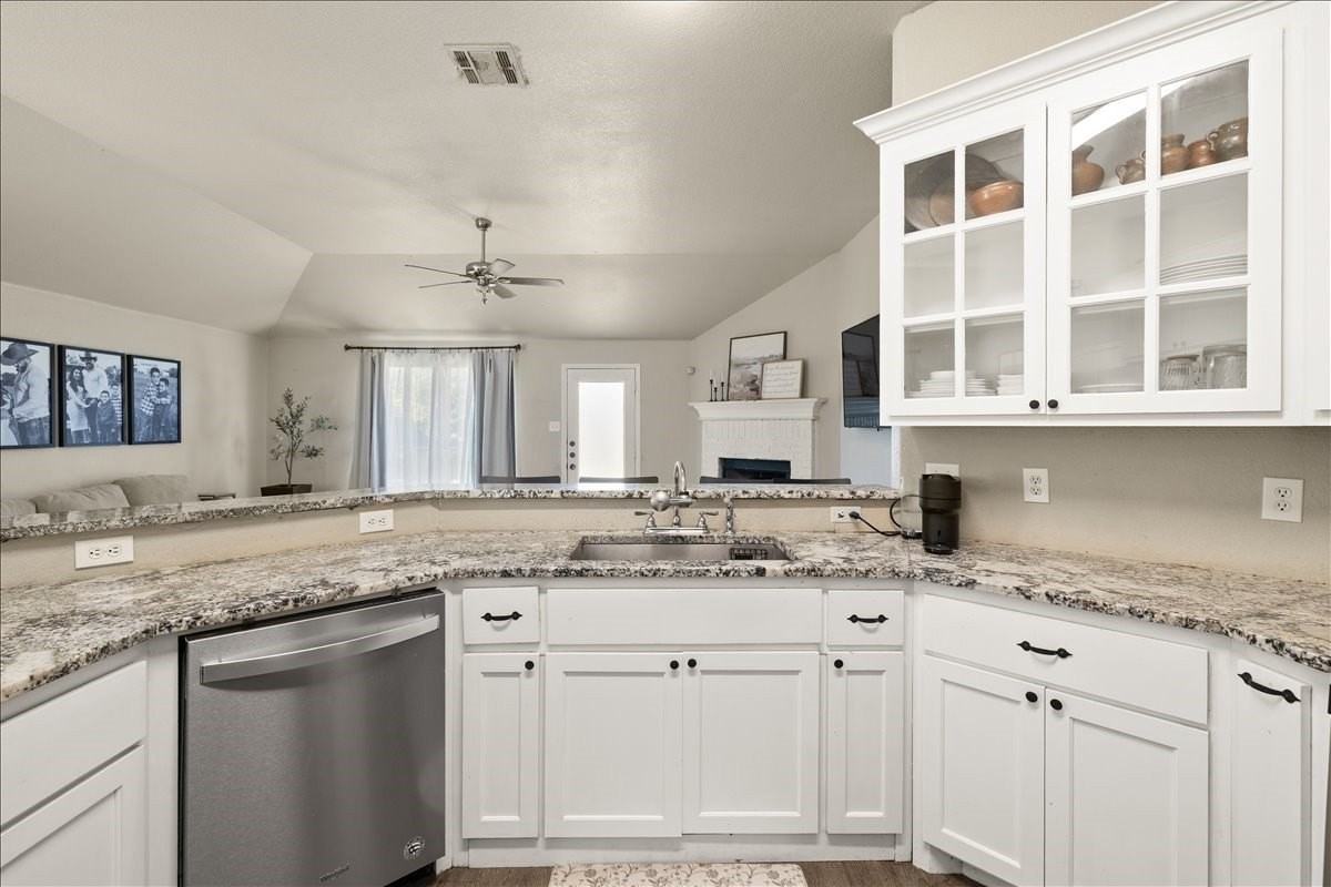 1410 Teal Way - Photo 2 of 25