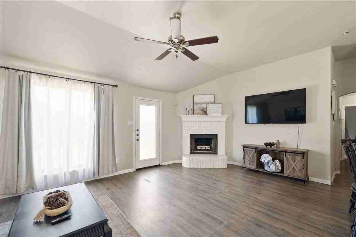 1410 Teal Way - Photo 3 of 25