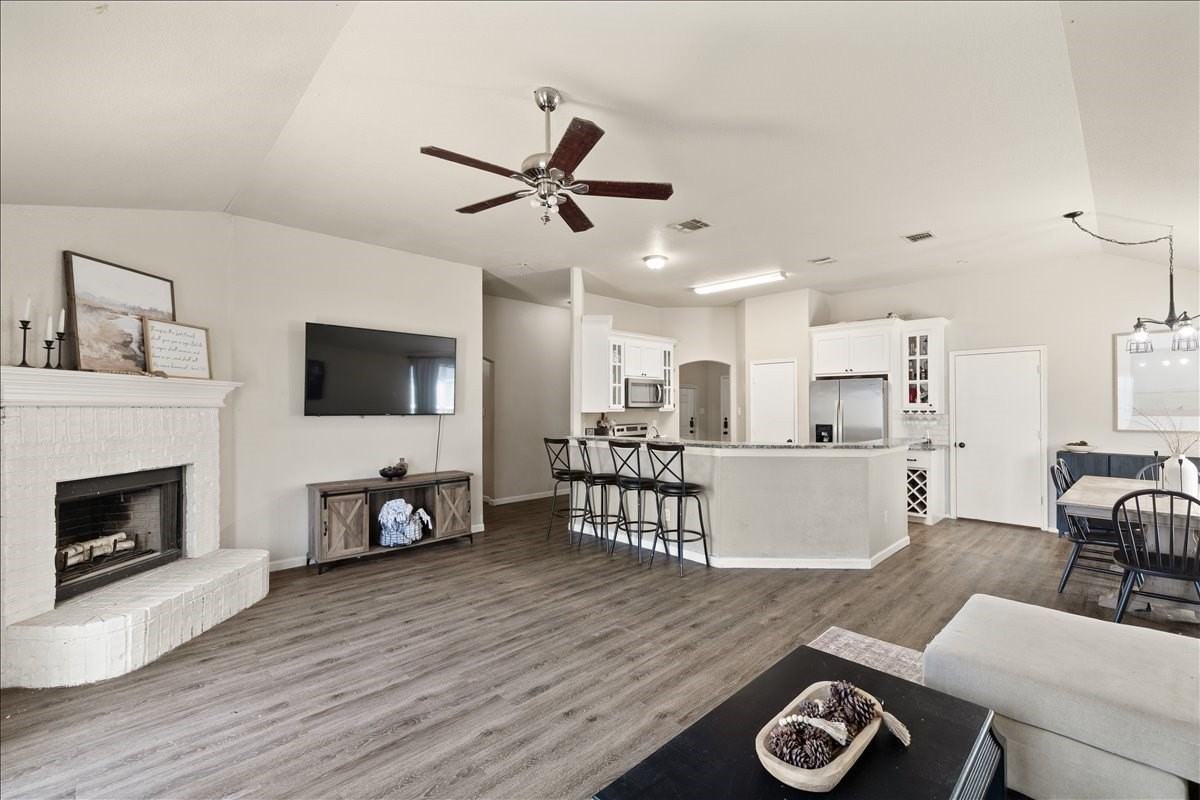1410 Teal Way - Photo 4 of 25