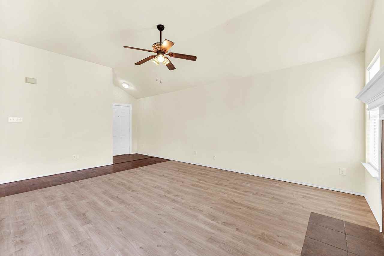 9005 Warren Dr - Photo 6 of 28