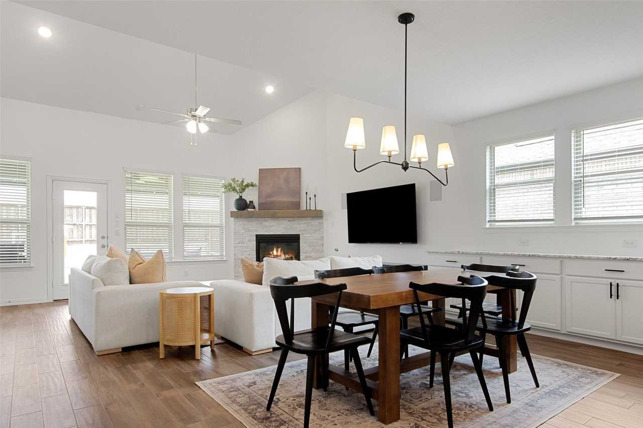 1429 Ross Ave - Photo 3 of 31