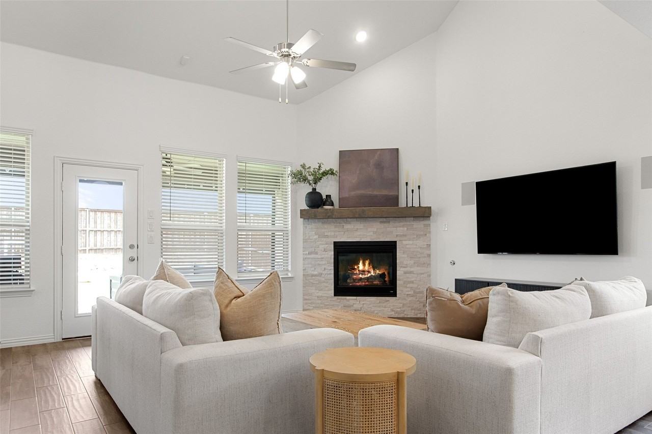 1429 Ross Ave - Photo 7 of 31