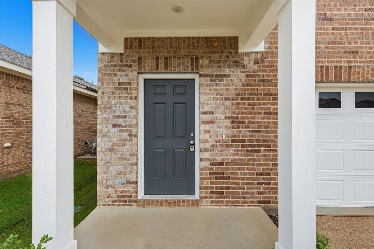 2106 Meadow Park Dr - Photo 2 of 38
