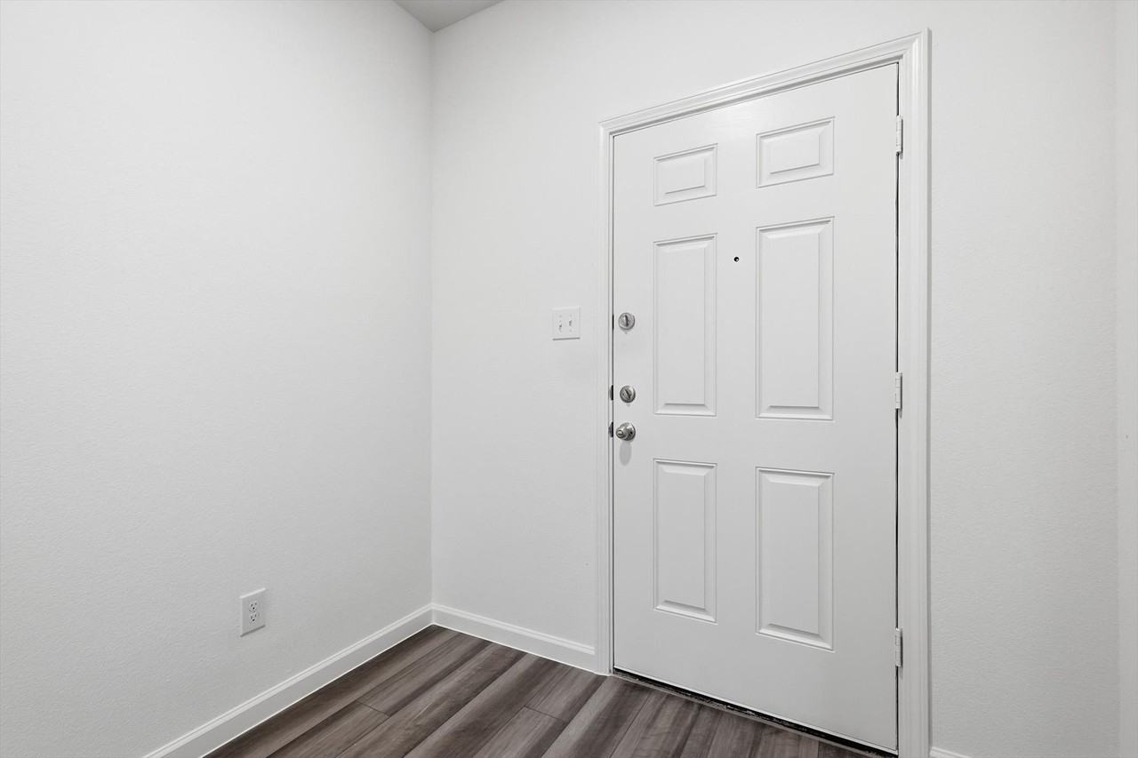 2106 Meadow Park Dr - Photo 3 of 38