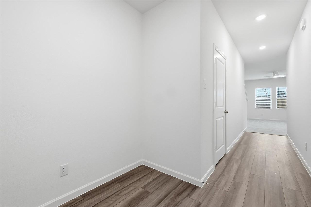 2106 Meadow Park Dr - Photo 4 of 38