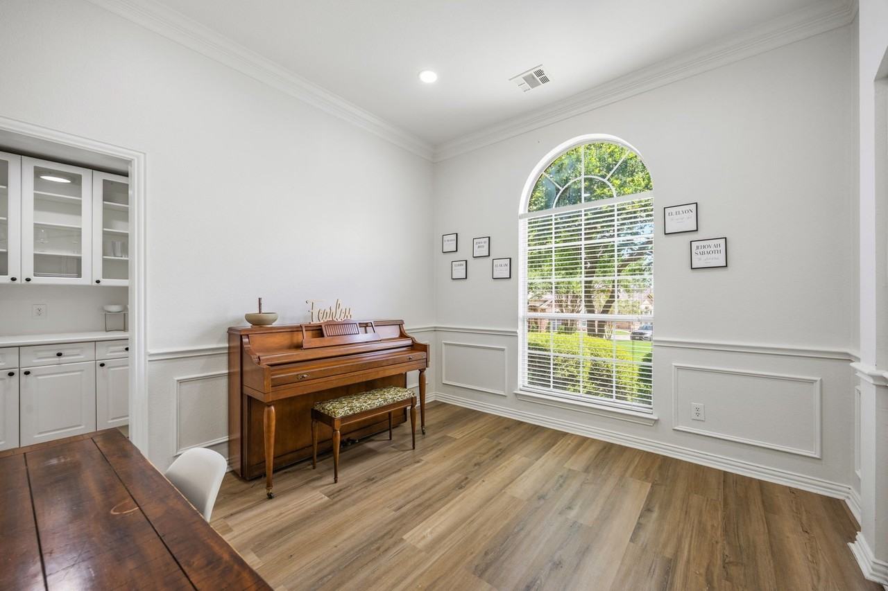 639 Stafford Cir - Photo 4 of 37