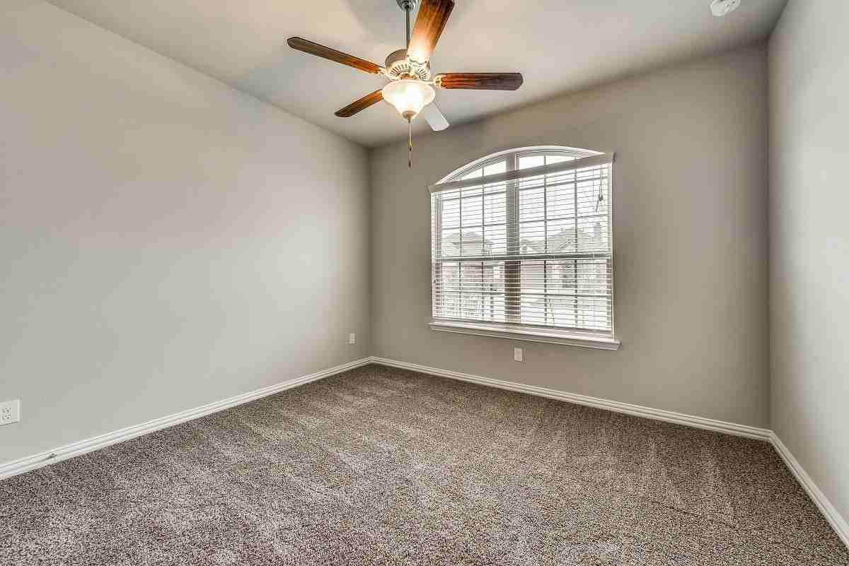 16700 Lincoln Park Ln - Photo 4 of 35