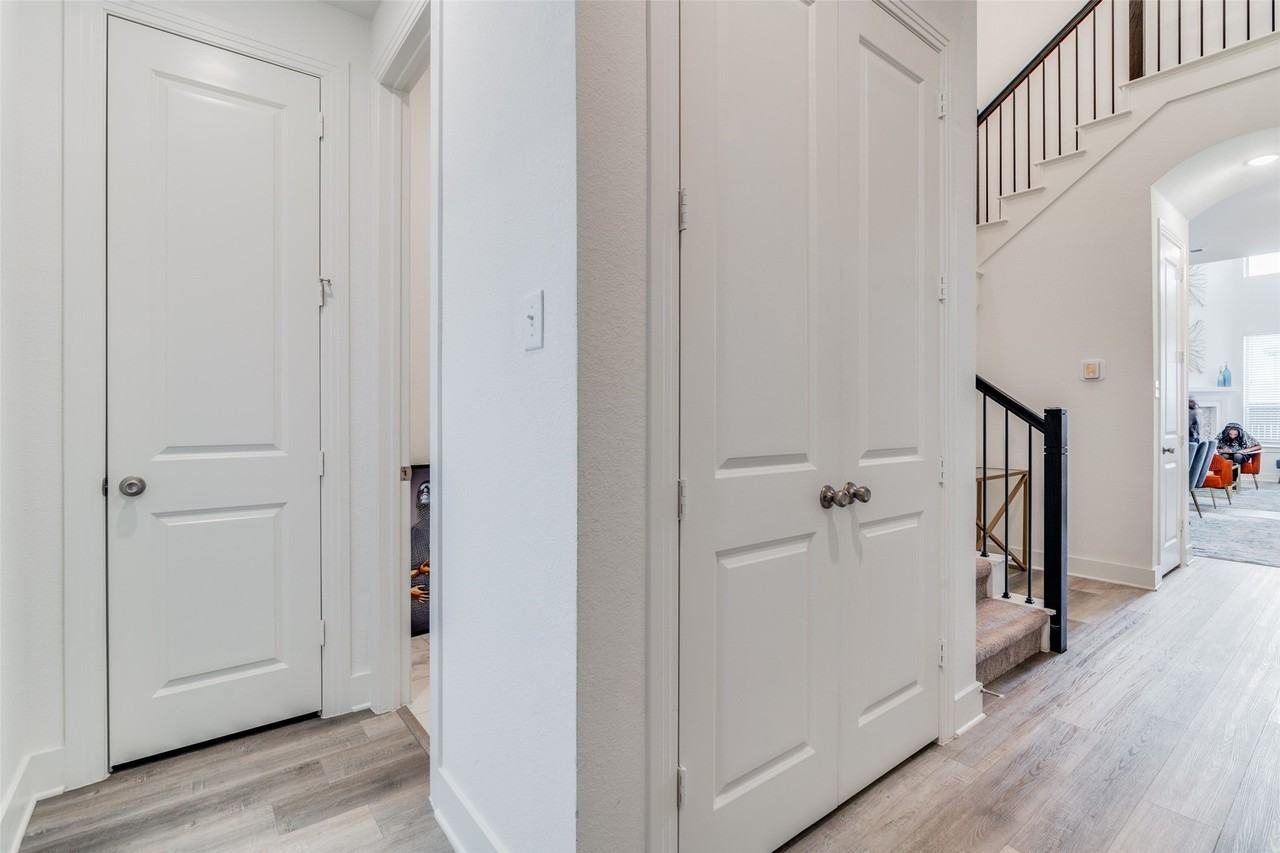 1118 Queensdown Way - Photo 3 of 26