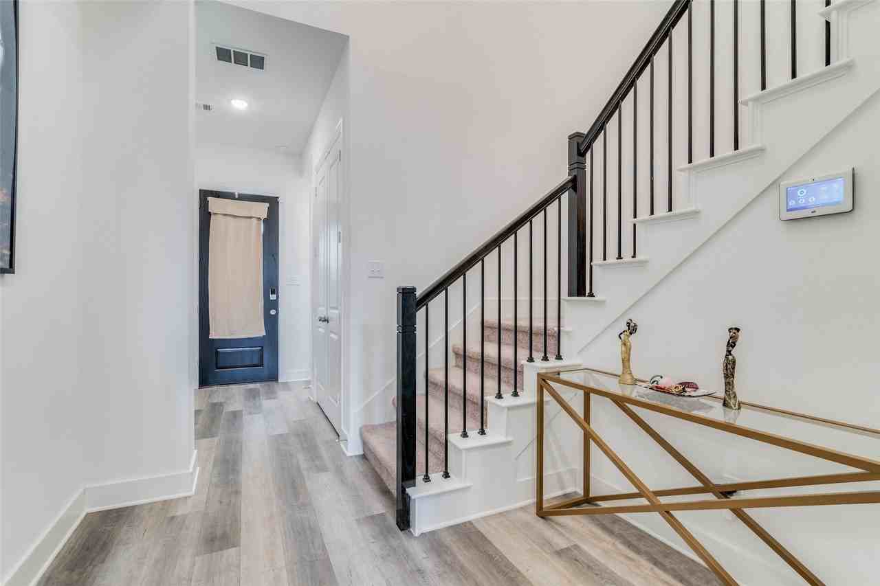 1118 Queensdown Way - Photo 4 of 26
