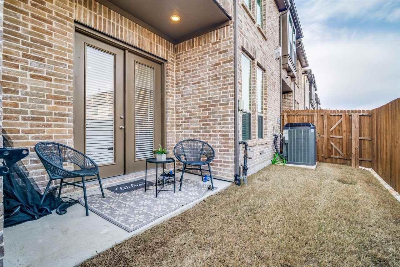 1118 Queensdown Way - Photo 5 of 26