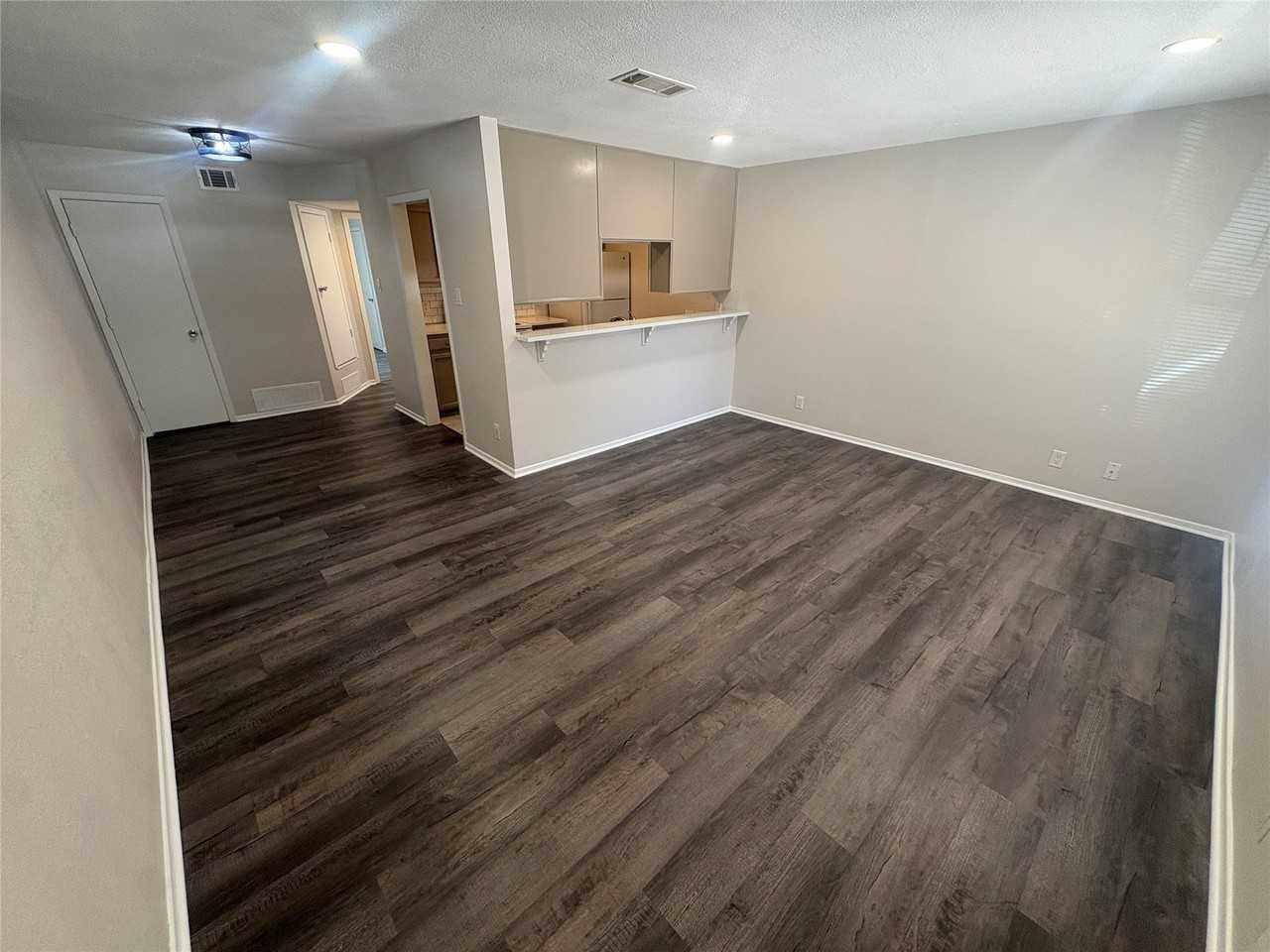 904 N Austin St - Photo 2 of 17