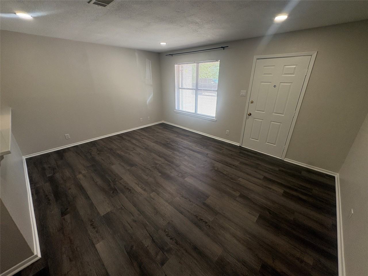 904 N Austin St - Photo 4 of 17