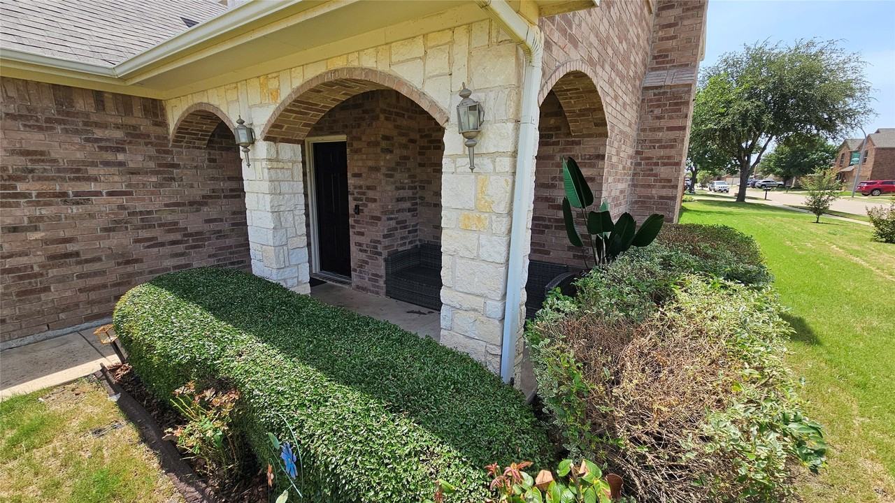 3049 Trinity Lakes Dr - Photo 3 of 36