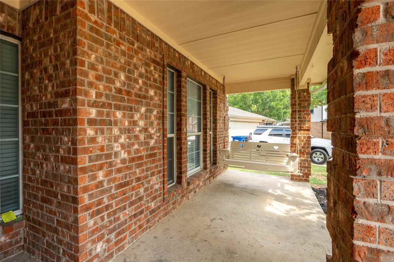 2304 Glenhaven Dr - Photo 3 of 27