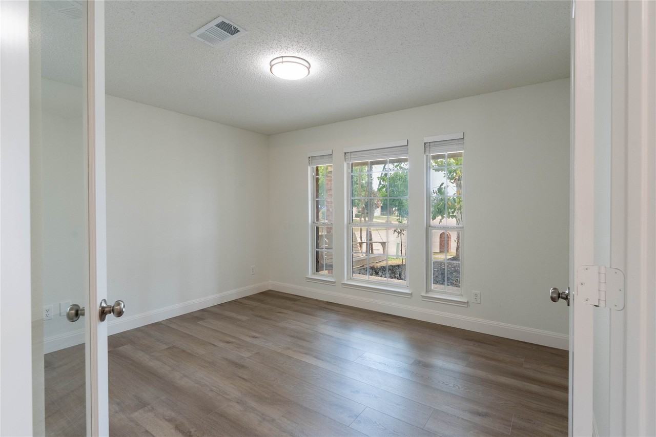 2304 Glenhaven Dr - Photo 4 of 27