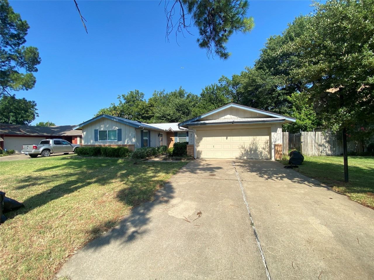 2711 Olympia Dr - Photo 2 of 25