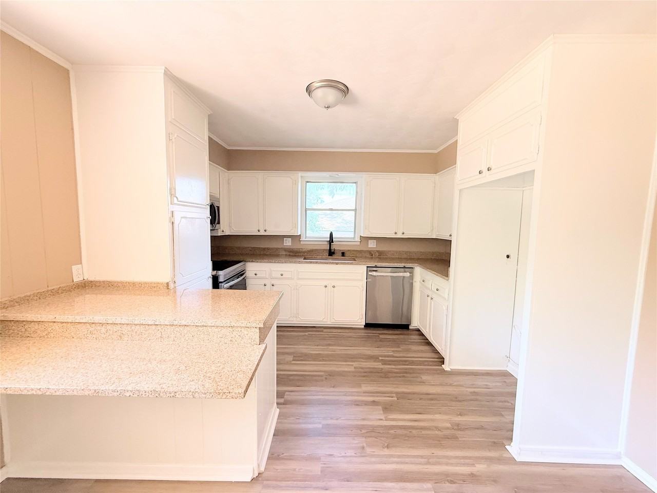 1336 Crestview Dr - Photo 2 of 19
