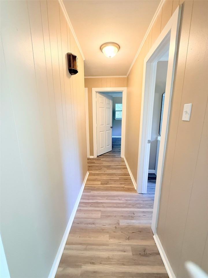 1336 Crestview Dr - Photo 4 of 19