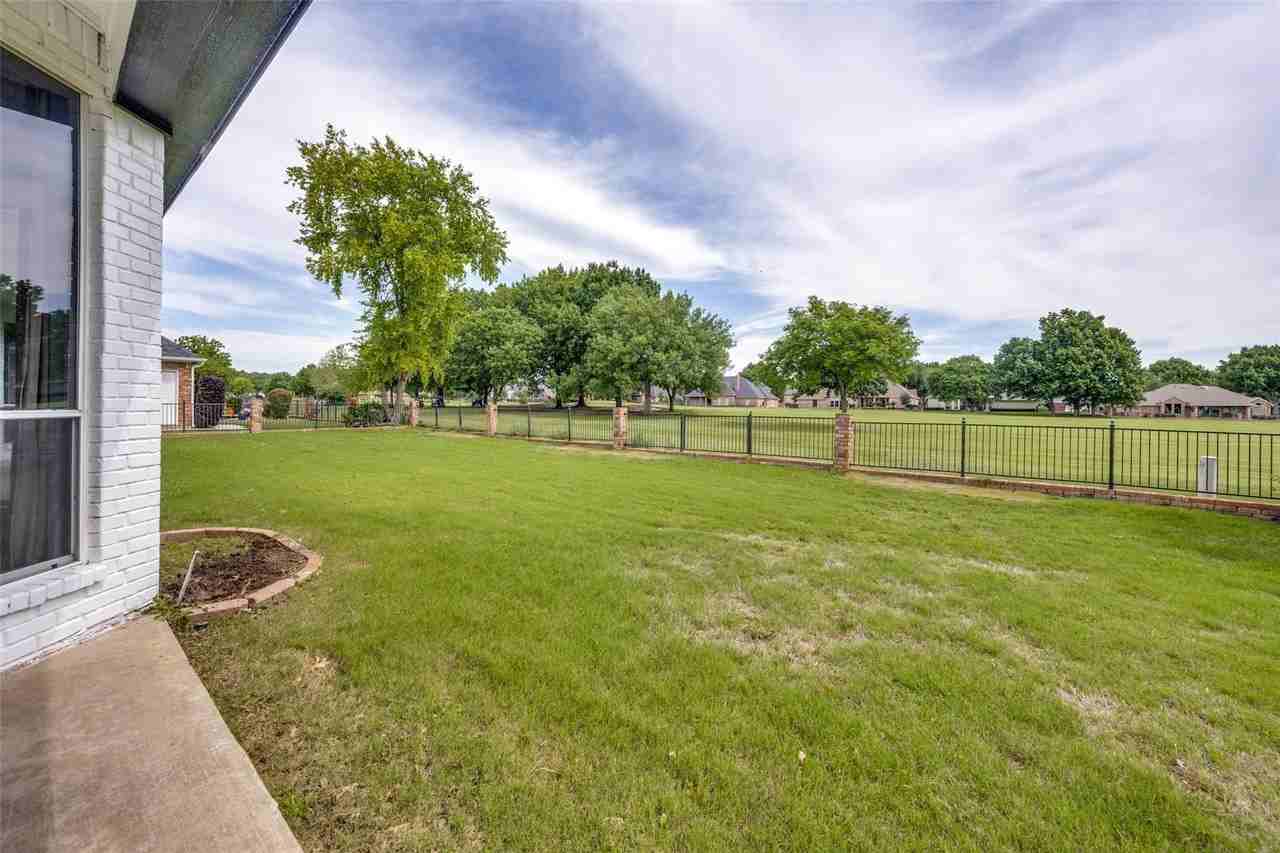818 Riviera Dr - Photo 3 of 24