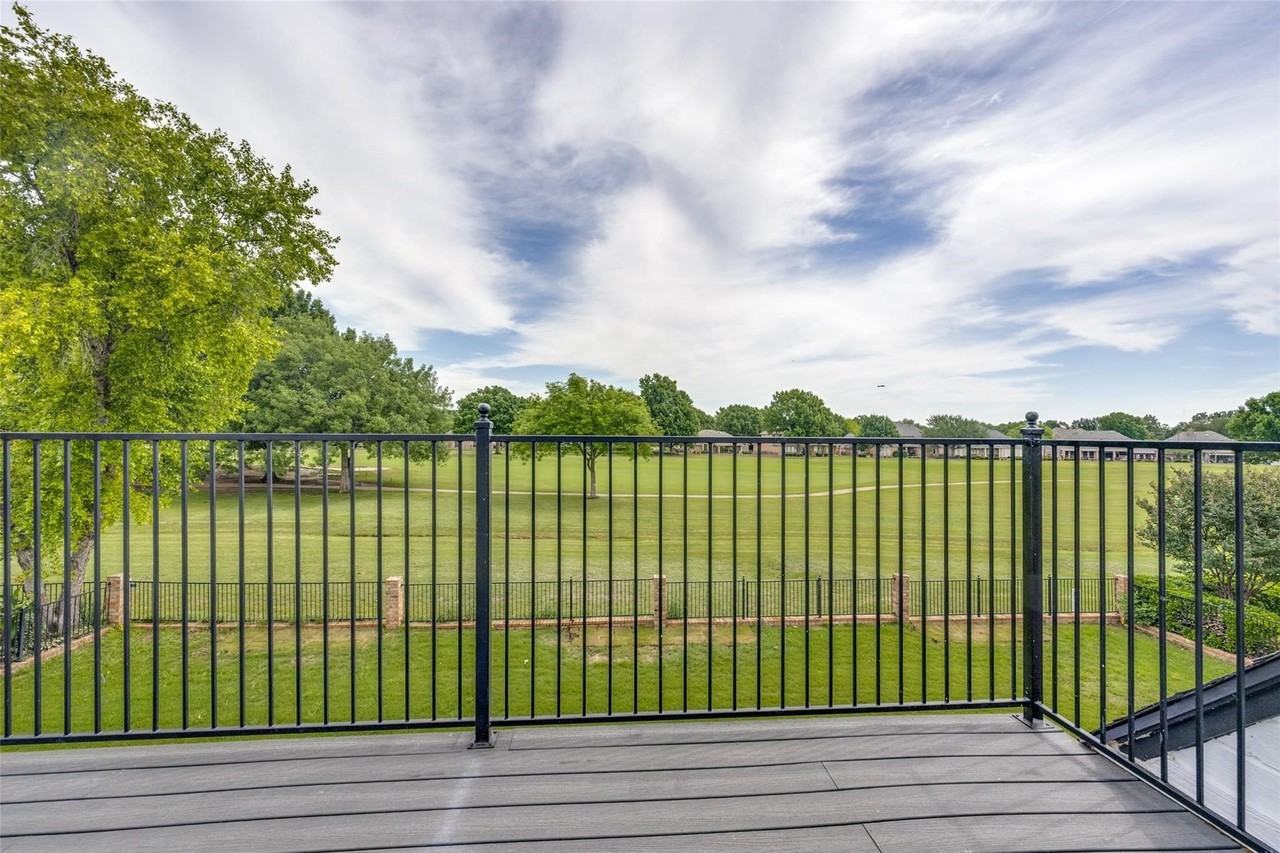 818 Riviera Dr - Photo 4 of 24