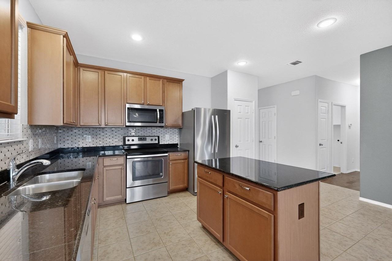 2409 Buelingo Ln - Photo 3 of 34