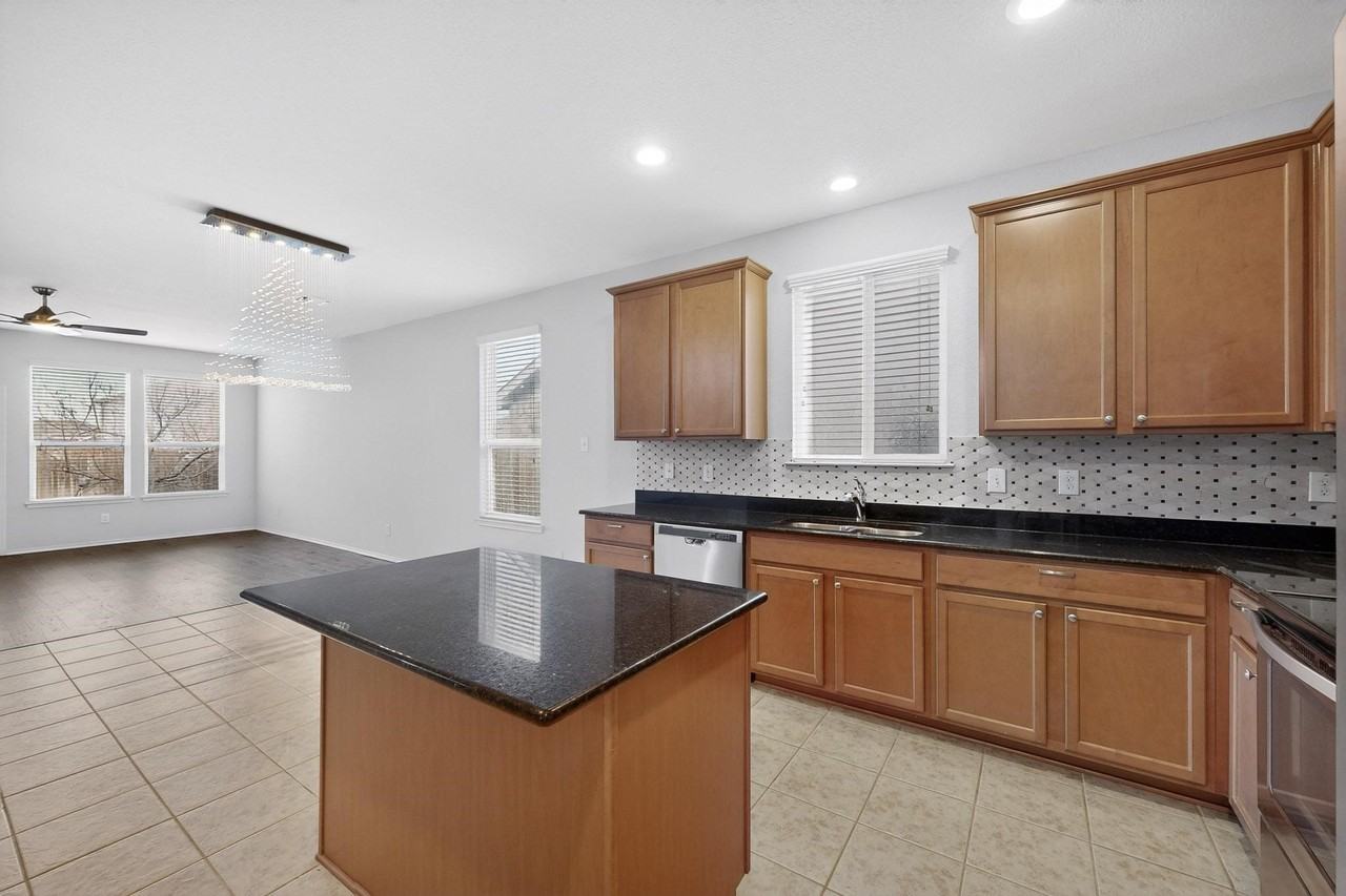 2409 Buelingo Ln - Photo 4 of 34