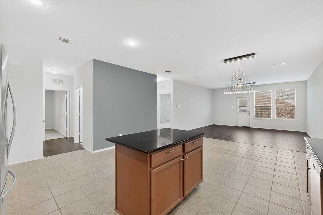 2409 Buelingo Ln - Photo 5 of 34