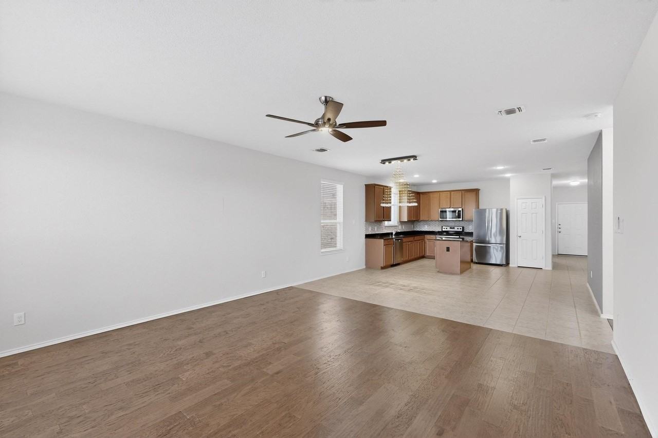 2409 Buelingo Ln - Photo 7 of 34