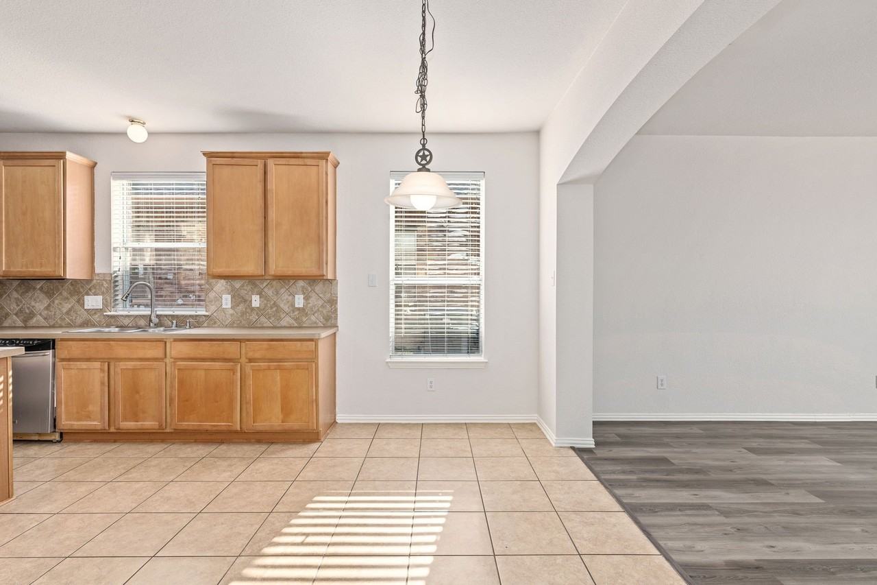 11613 Snyder Dr - Photo 6 of 20