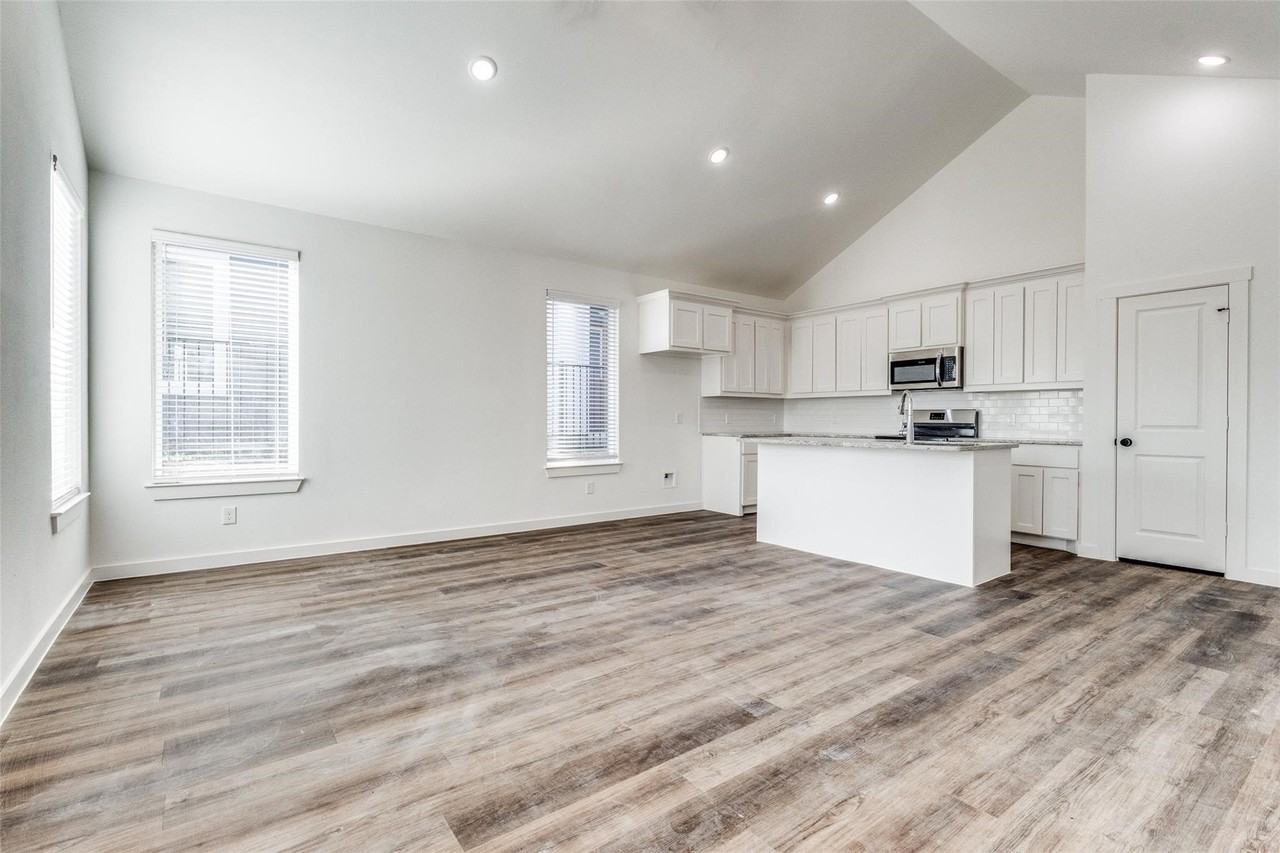 1025 Ray Dr - Photo 2 of 12