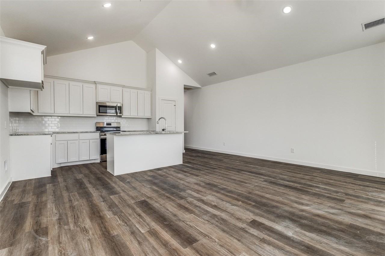 1025 Ray Dr - Photo 3 of 12