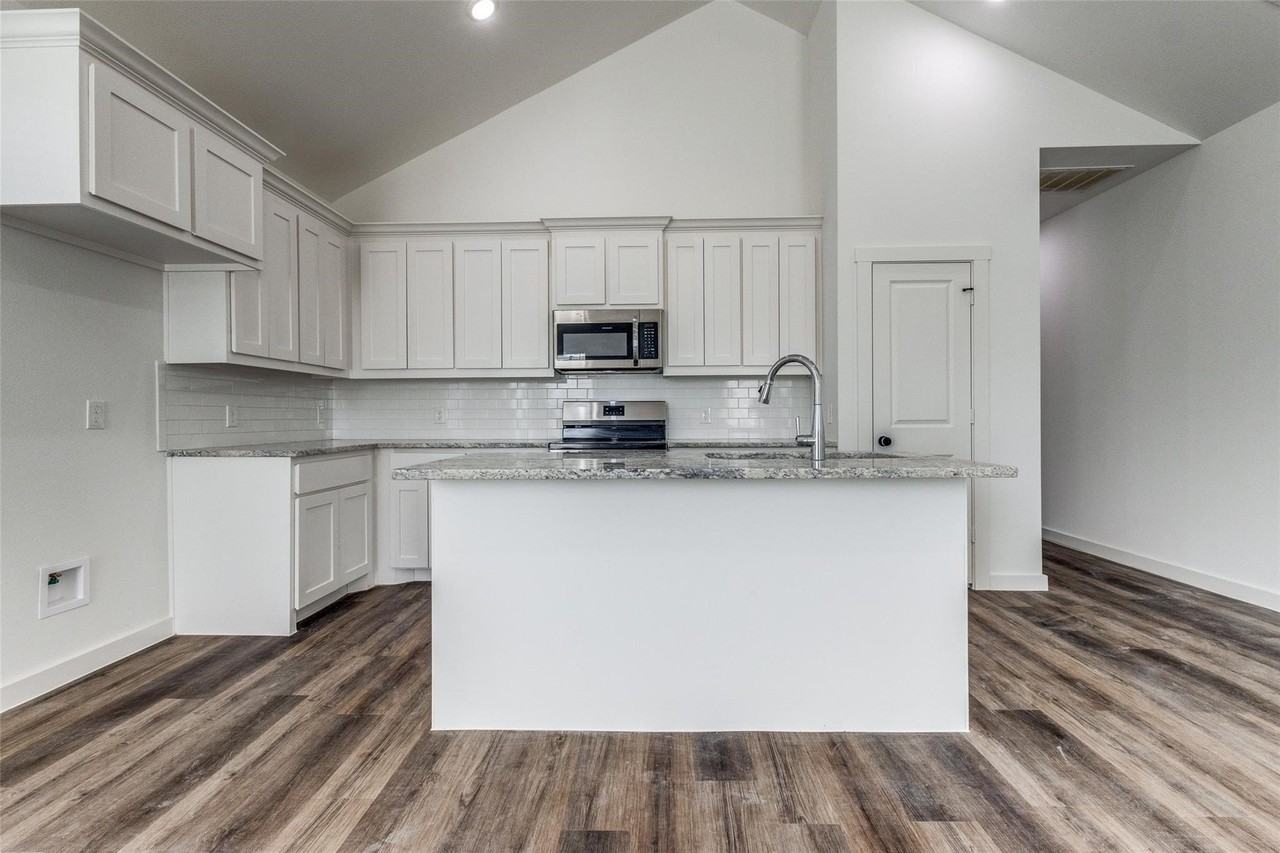 1025 Ray Dr - Photo 4 of 12