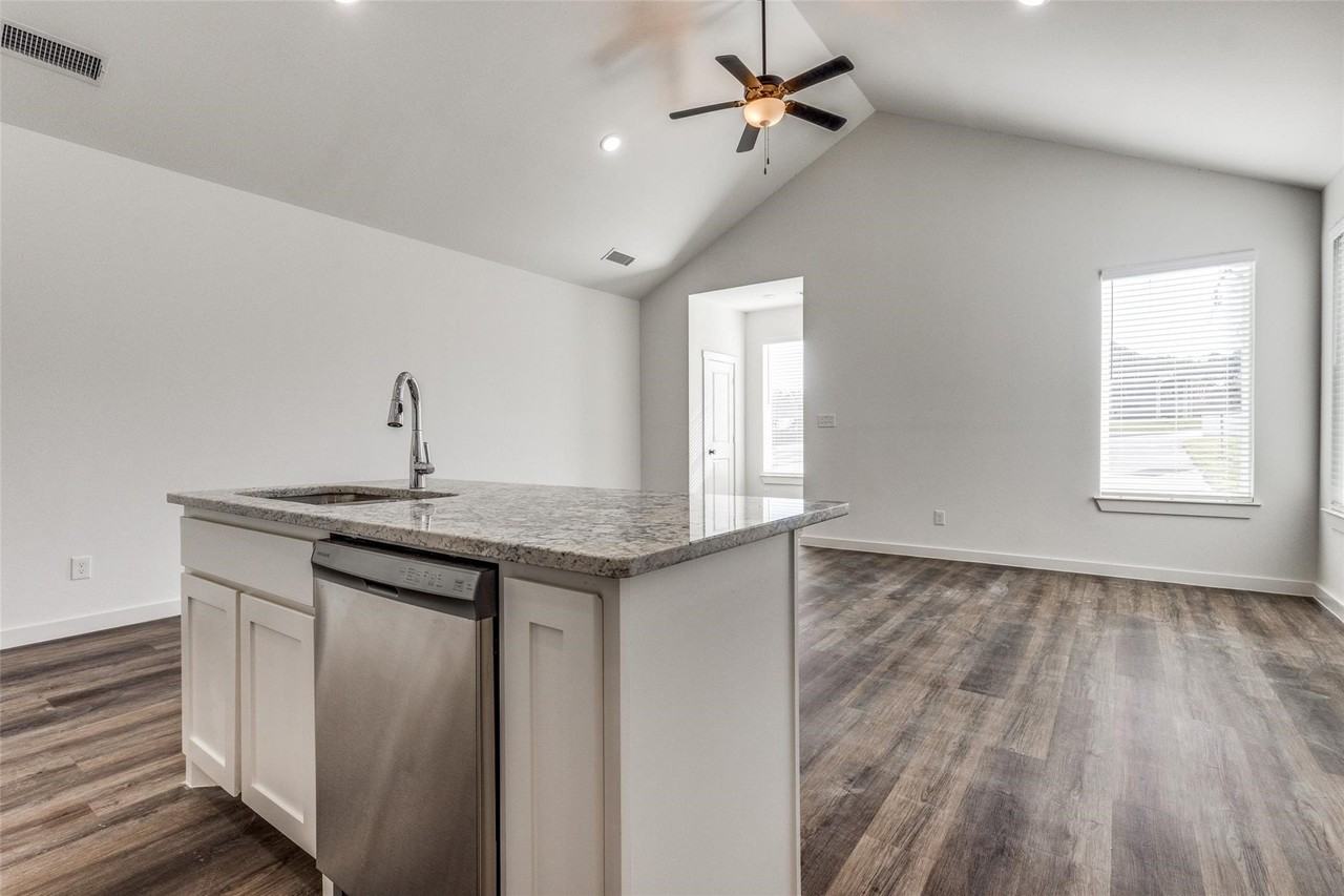 1025 Ray Dr - Photo 5 of 12